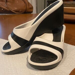 Crocs Sassari Sandal Wedge Heel Slide Flip Flop Black White Beach Women's Size 9